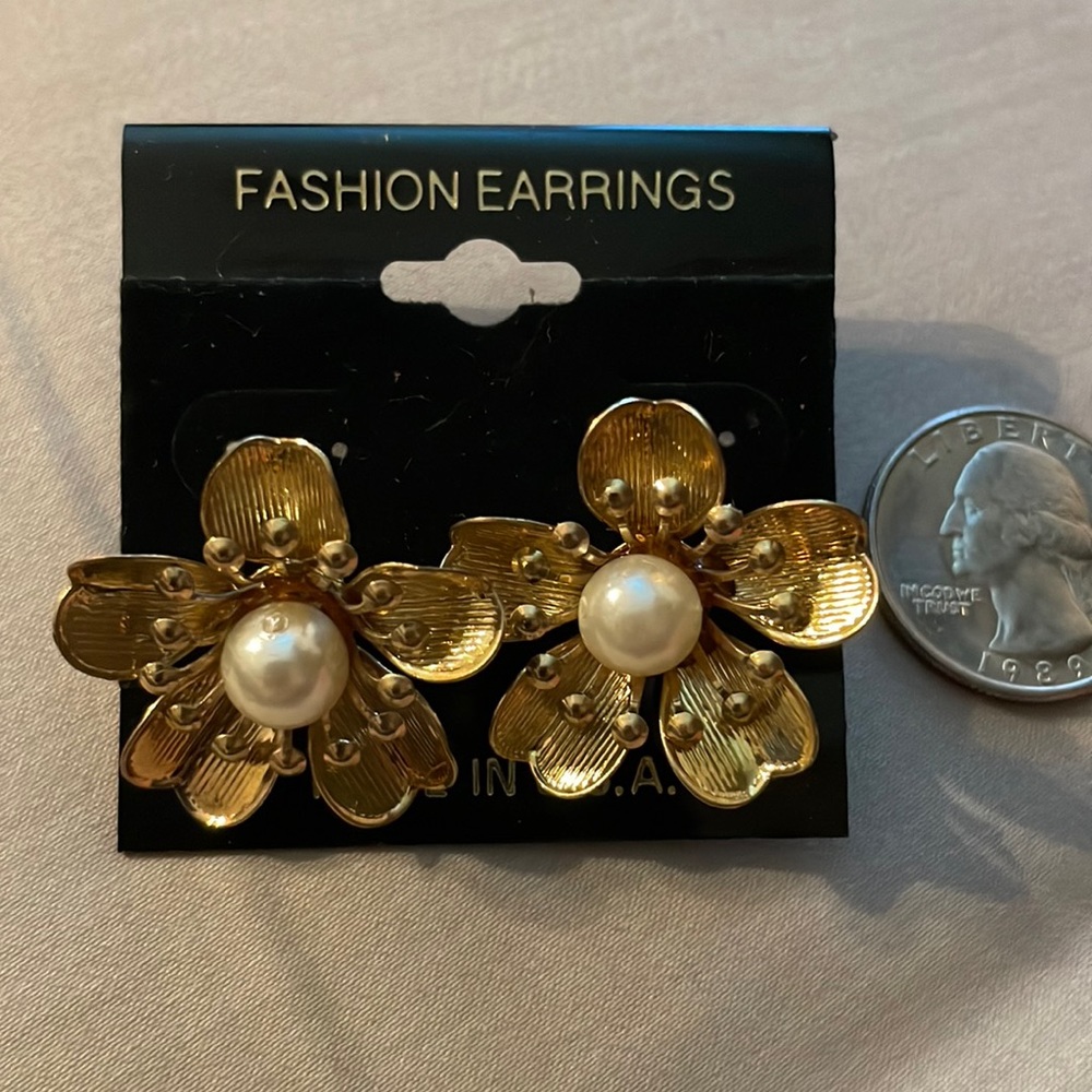 Golden flower earrings with white center